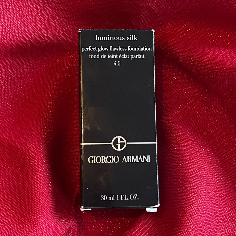 NEW Giorgio Armani Luminous Silk Foundation in shade 4.5